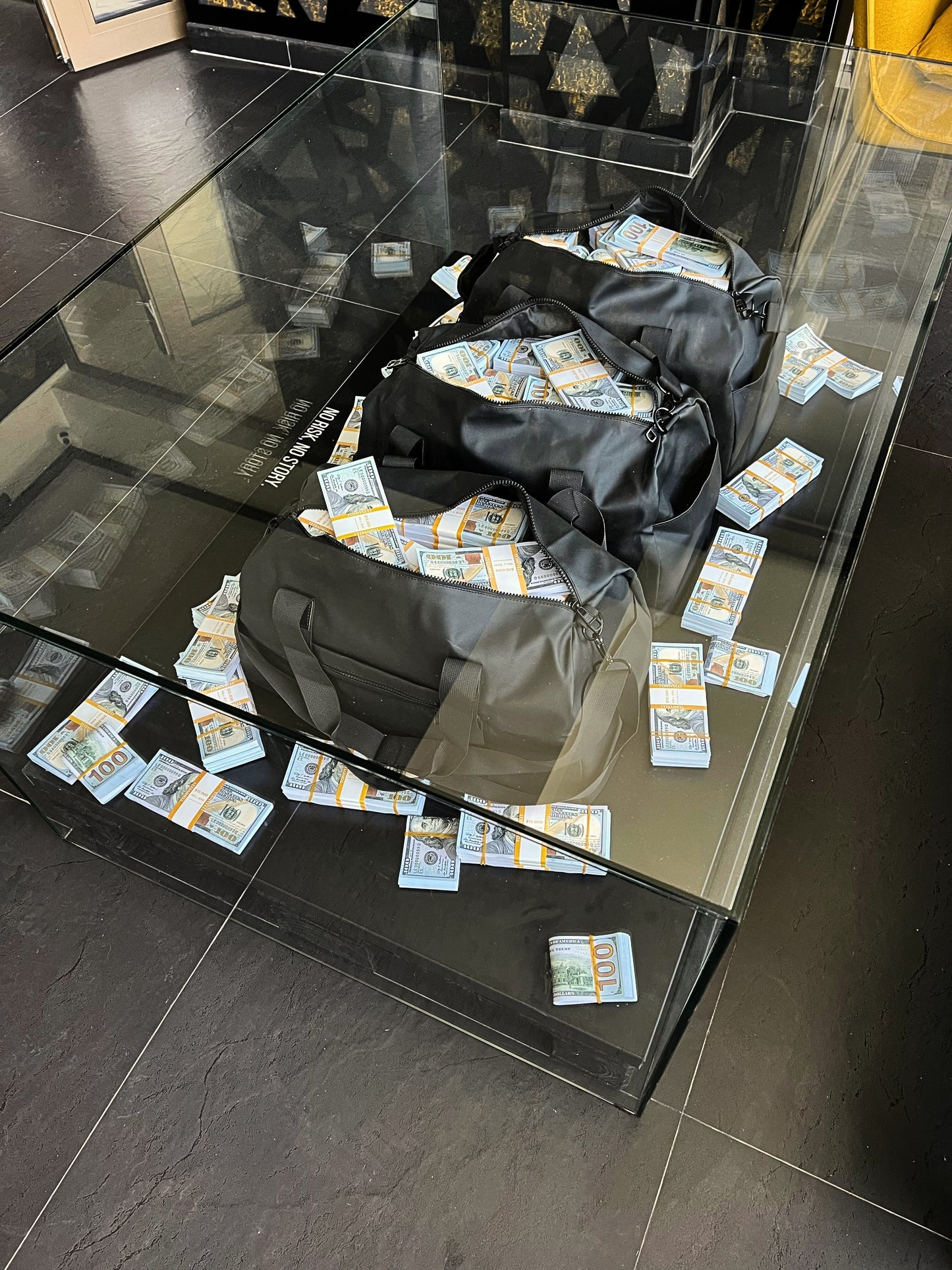 Masa de Cafea - Million Heist: Dollar Vibe