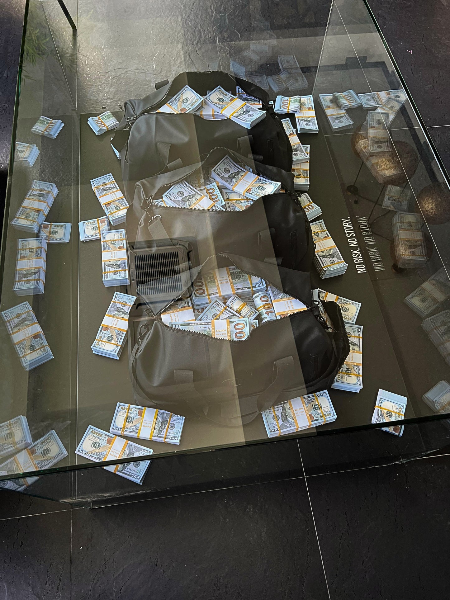 Masa de Cafea - Million Heist: Dollar Vibe